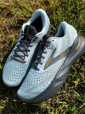 CLEAN Brooks size 11 Womens Adrenaline GTS 24 Sky Blue Running shoes